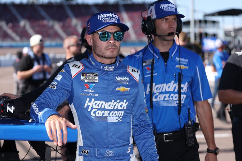 Kyle Larson and Cliff Daniels look on at Phoenix.