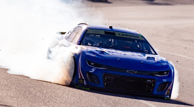 Featured image for Kyle Larson suffers tire issue as laps tick down in Cup Championship Race