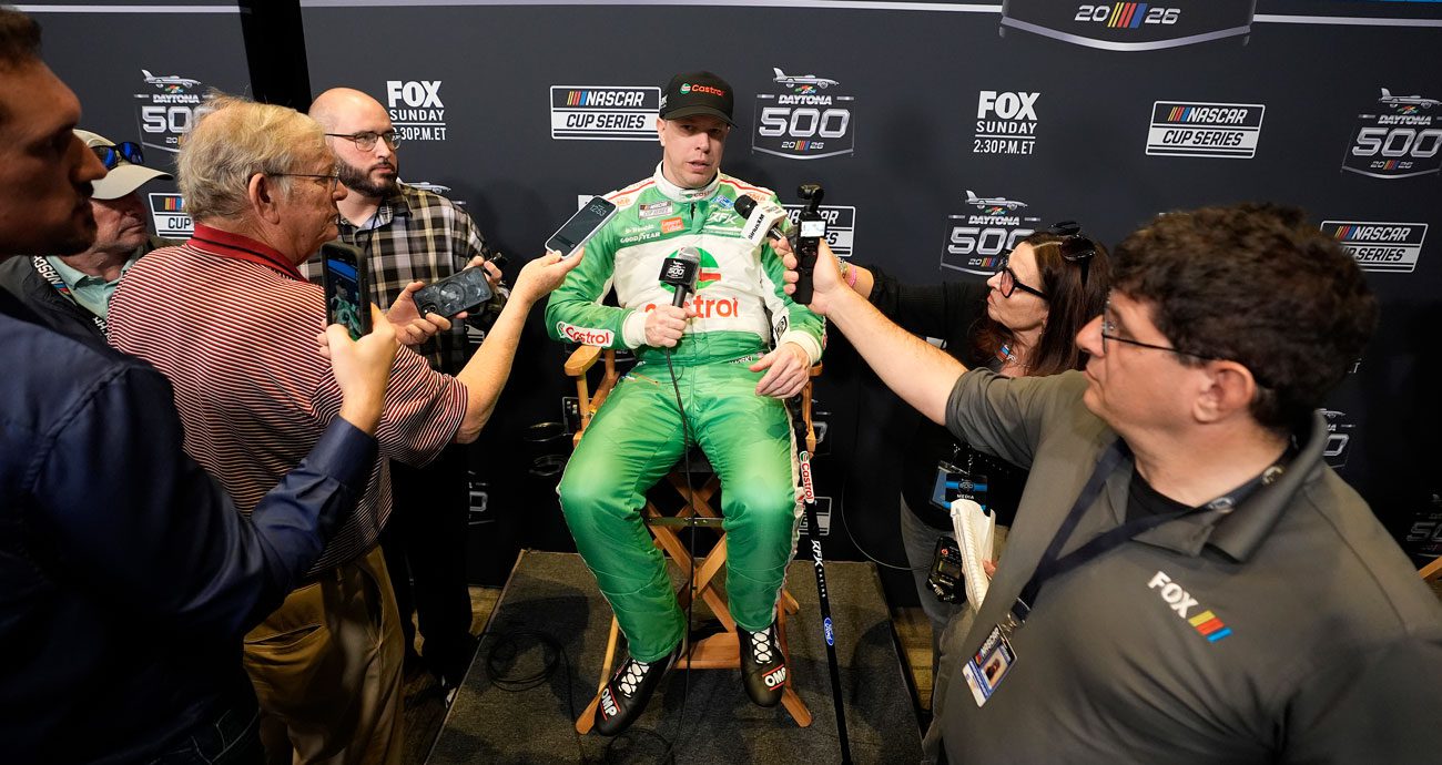 Brad Keselowski fala com a imprensa no Daytona International Speedway.