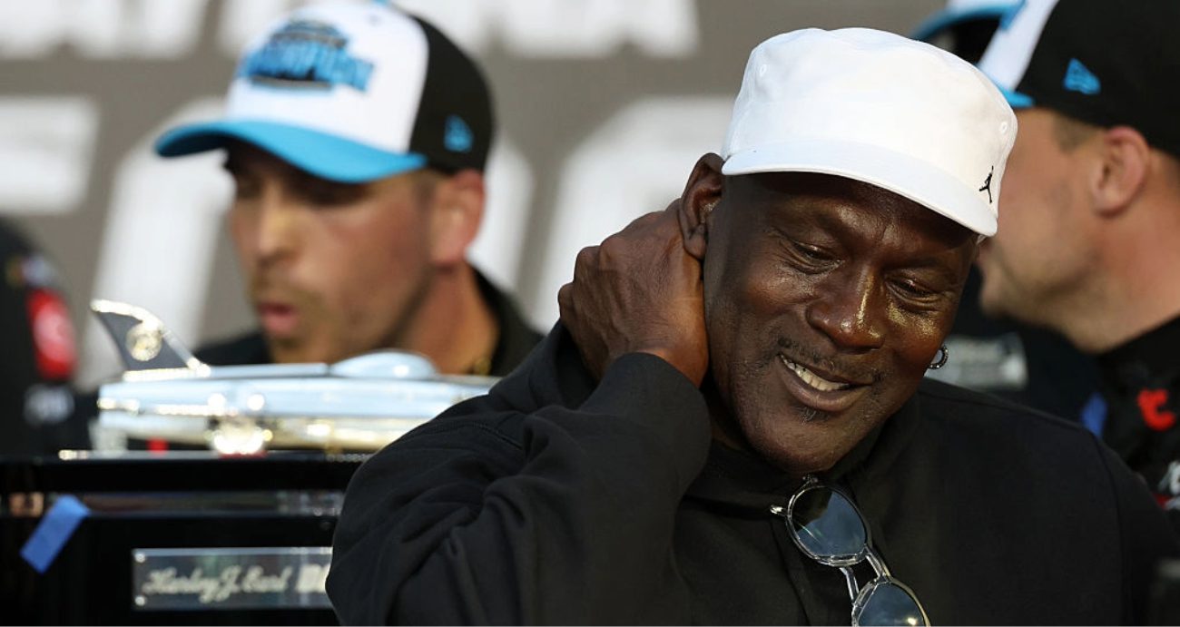 Michael Jordan comemora na Victory Lane em Daytona.