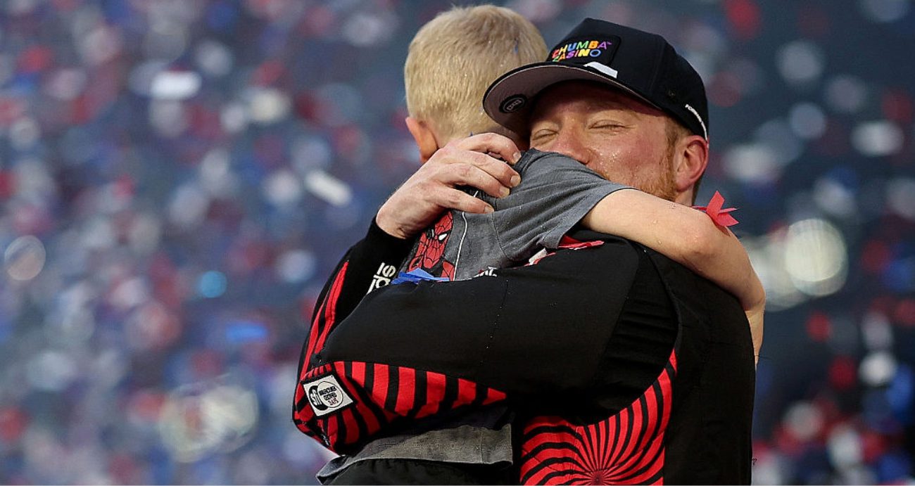 Beau e Tyler Reddick se abraçam em Daytona.