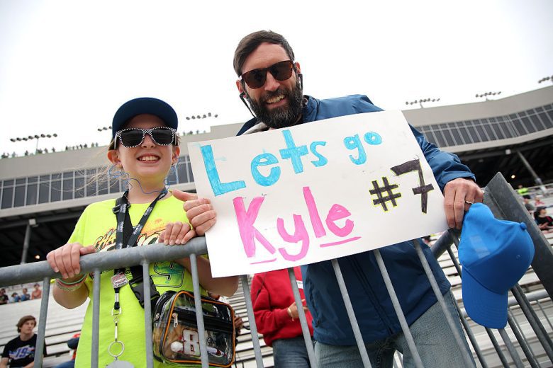 Fans cheer on Kyle Busch.