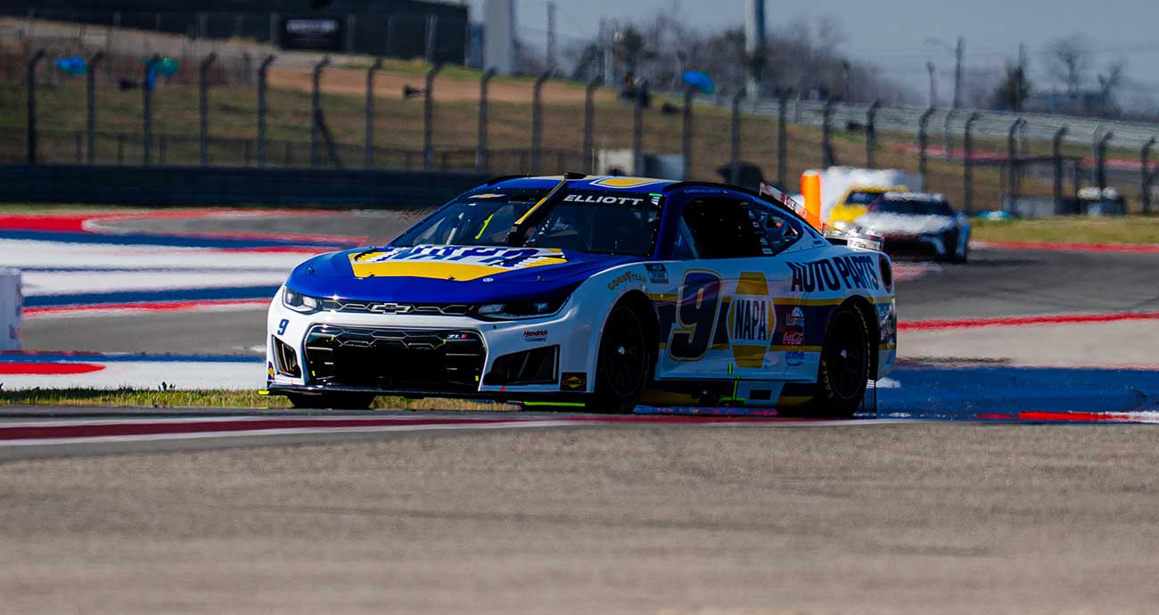 Chase Elliott's No. 9 Chevy makes hay through the esses at the Circuit of The Americas