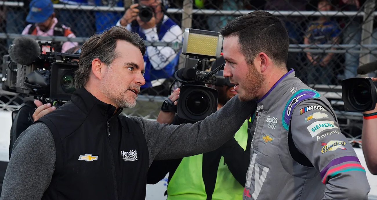Jeff Gordon (L) and Alex Bowman (R) talk.