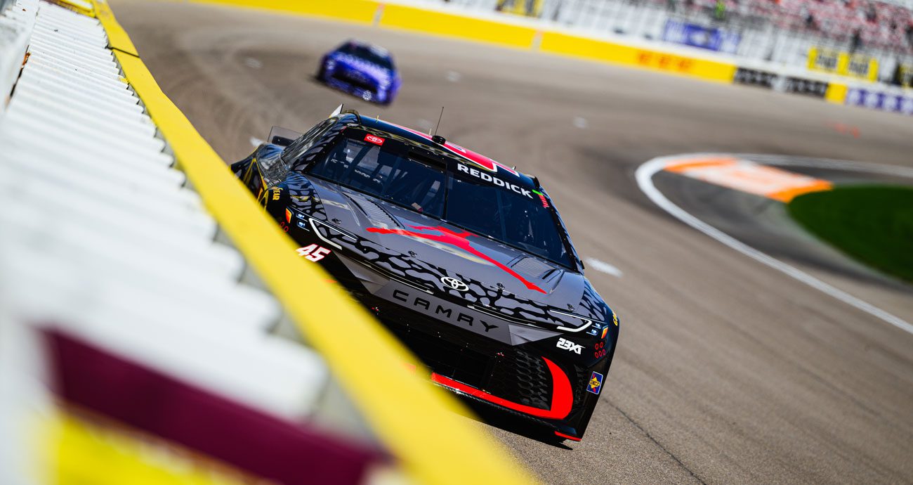 Tyler Reddick drives a Kurt Busch tribute at Las Vegas.