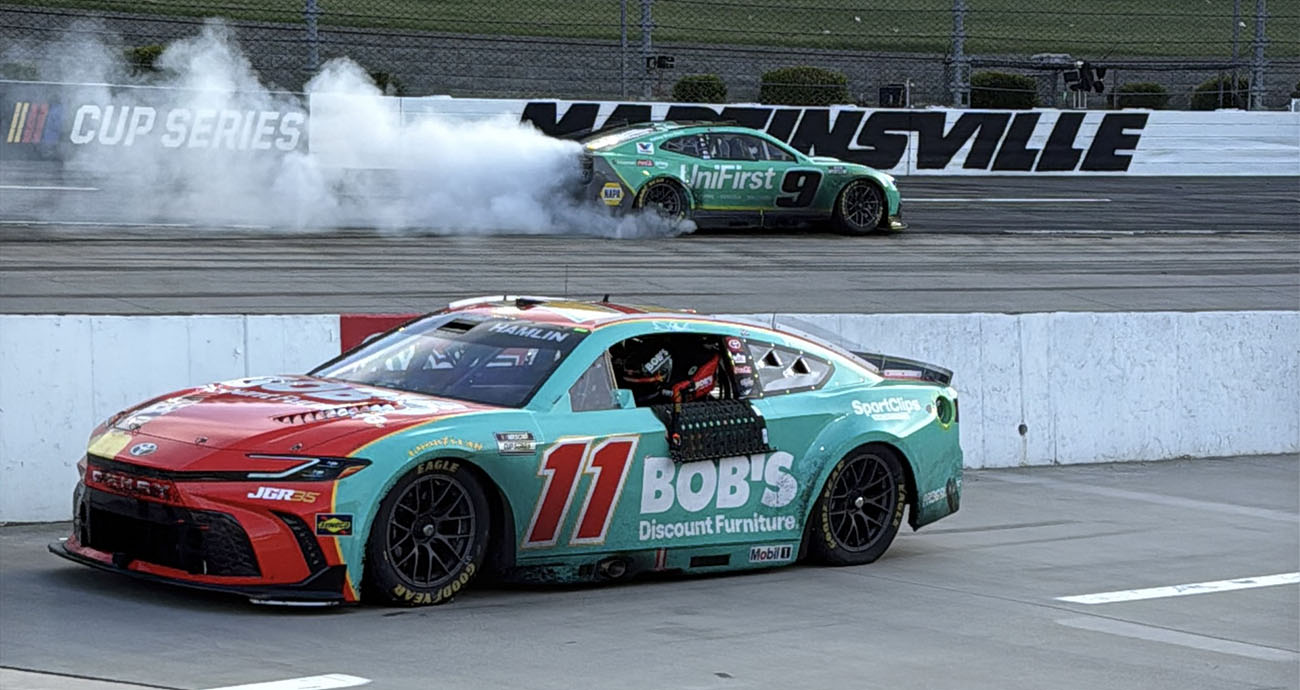 Chase Elliott does burnout with Hamlin on pit road