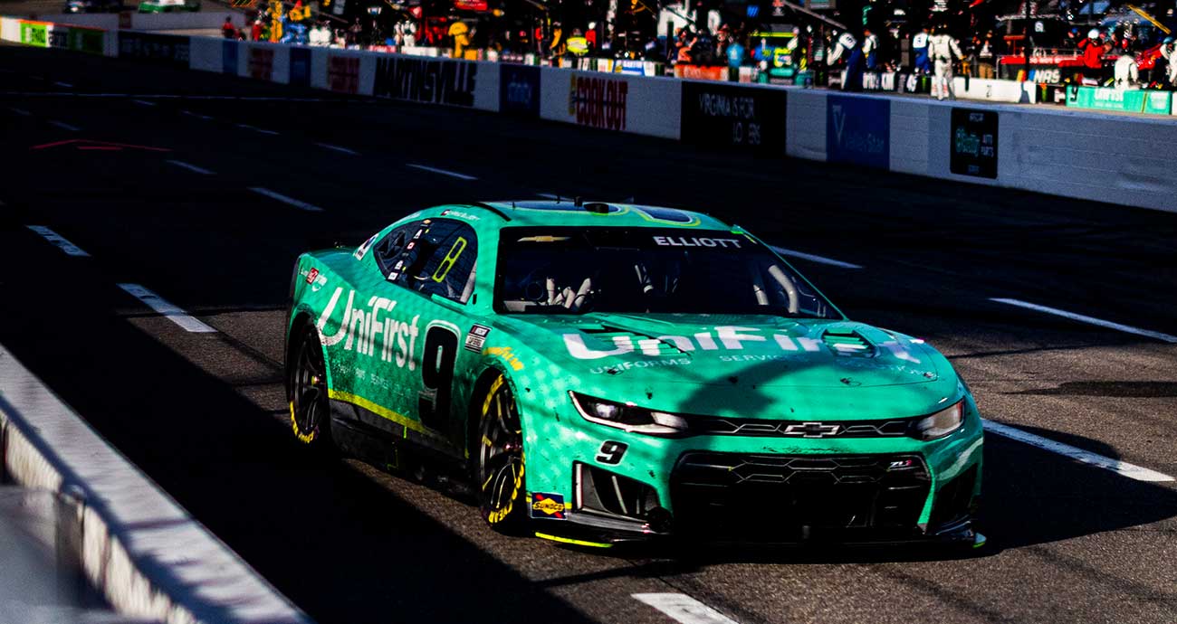 Chase Elliott's No. 9 Chevrolet makes its Turn 1 entry at Martinsville Speedway