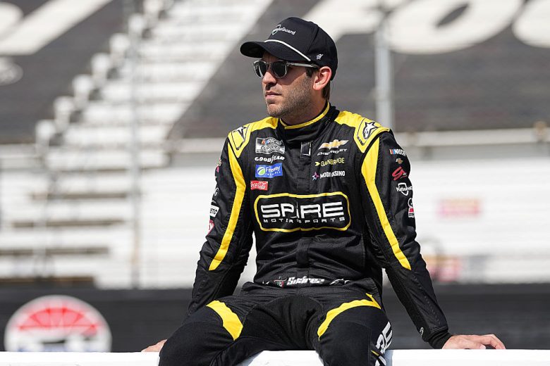 Daniel Suárez sits on a wall.