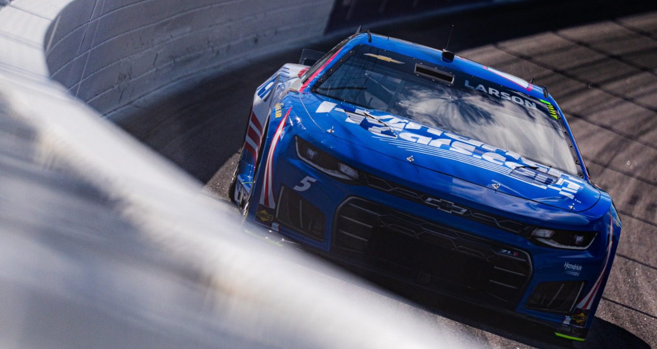 Kyle in Kansas command: Larson wins Stage 2 | NASCAR