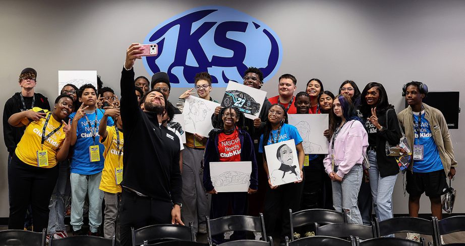 wallace takes photo with members of boys and girls club