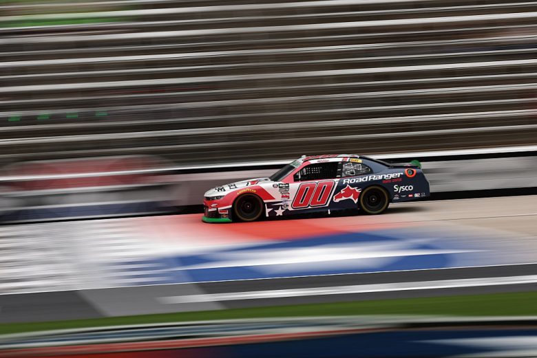 Sheldon Creed drives at Texas.