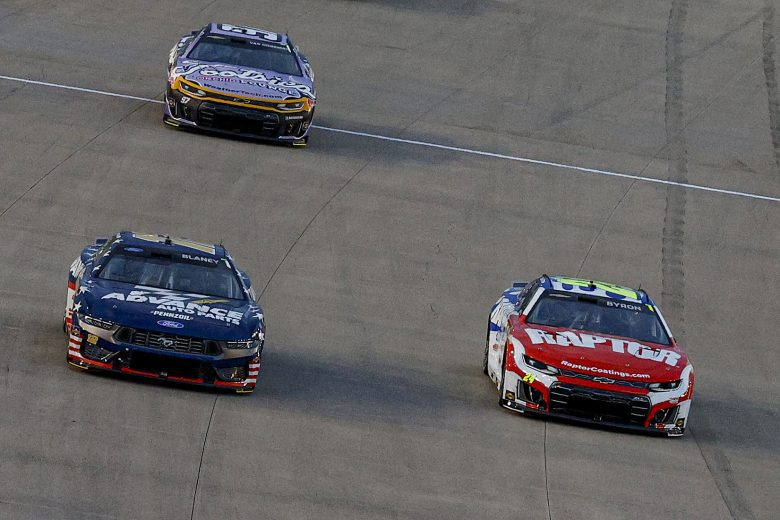 Ryan Blaney drives against William Byron.