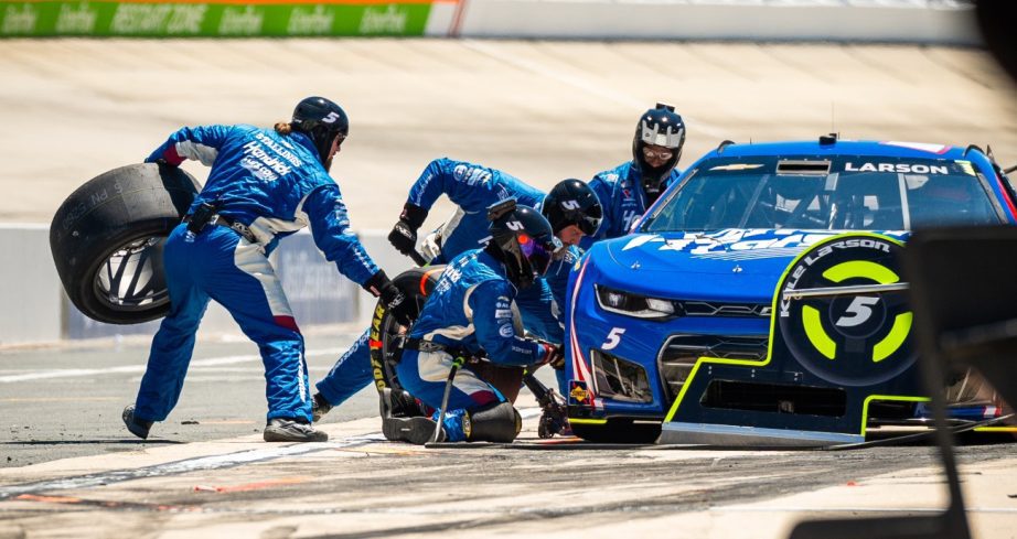 Pit crew services right side of car.
