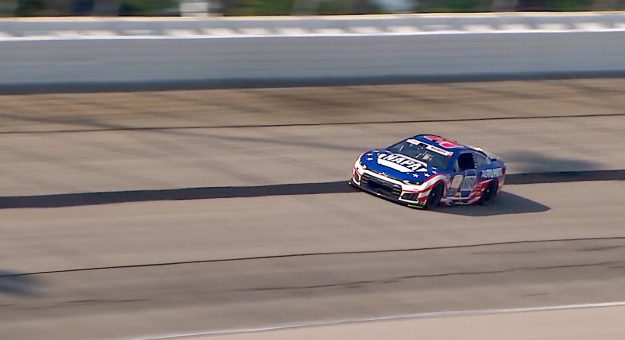 Elliott tests his grip through weathered Turn 3 at Chicagoland