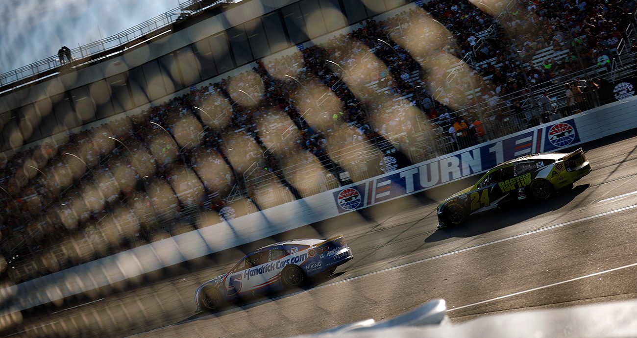 kyle larson races wiliam byron at new hampshire