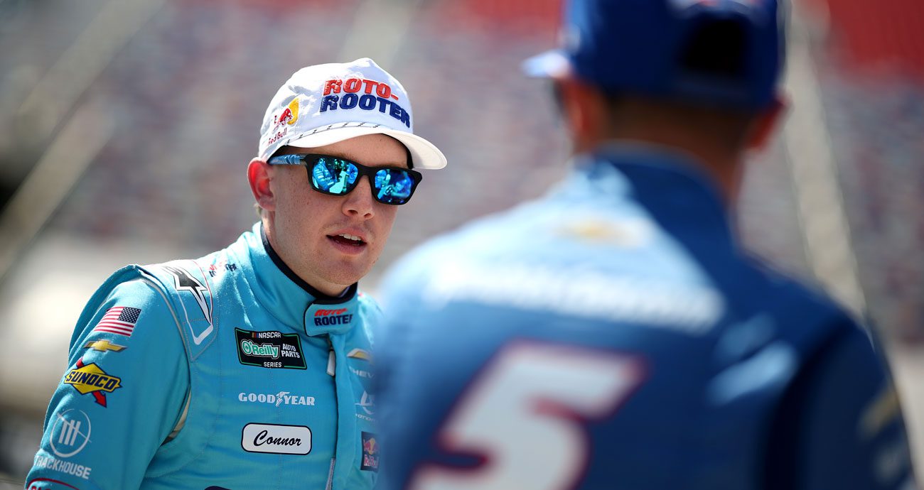 Connor Zilisch speaks to Kyle Larson.