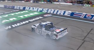 Baldwin crashes as field stacks up at the start