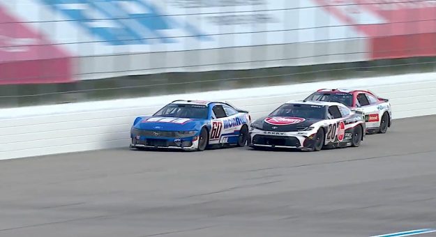 Berry charges between Bell, Preece in three-wide battle