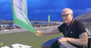 Promo Image for Mark Martin waves green flag for Cup finale at Daytona