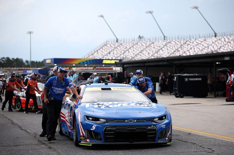Kyle Larson's crew pushes his car.