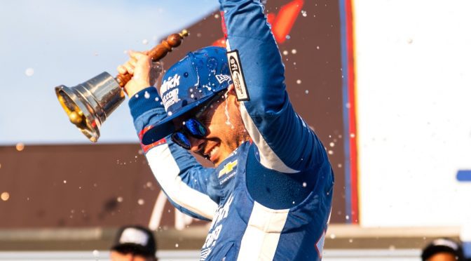 Kyle Larson prevails in Gateway Chase thriller, breaks 51-race winless drought