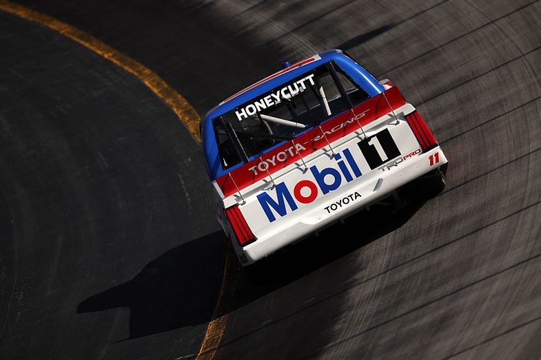 Kaden Honeycutt drives at Bristol.