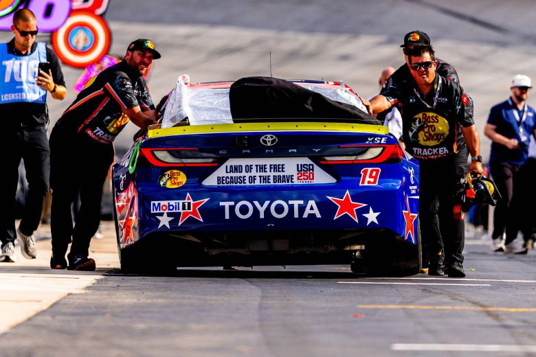Chase Briscoe's crew pushes his car to the grid.