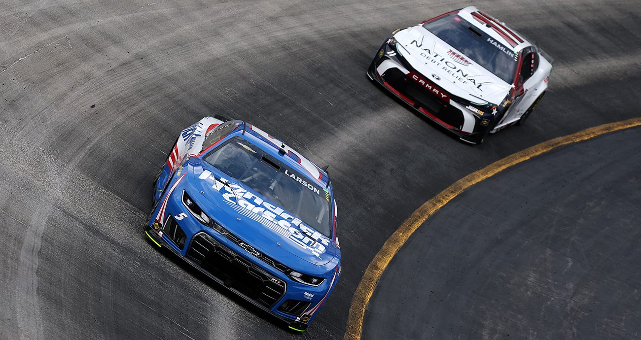 denny hamlin and kyle larson race at bristol