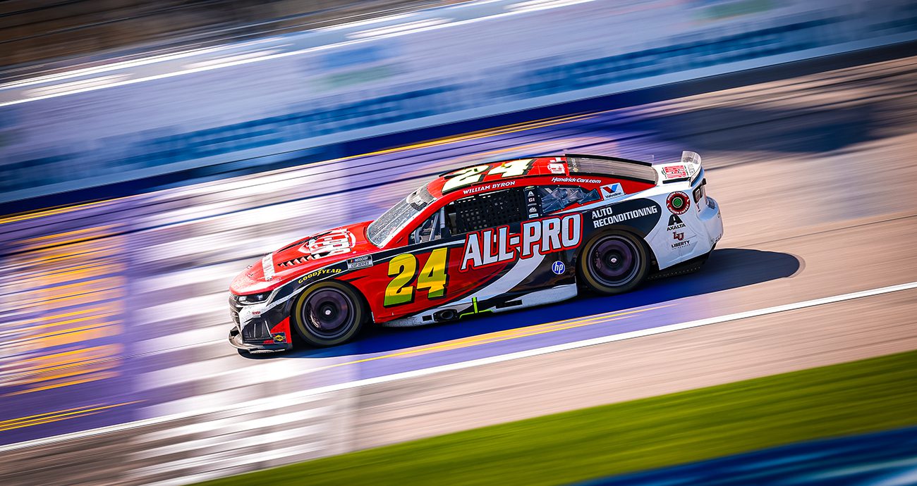 william byron drives the no. 24 car at kansas