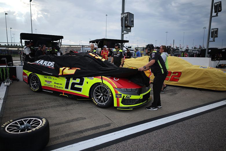 Ryan Blaney's car sits on pit road at Kansas.
