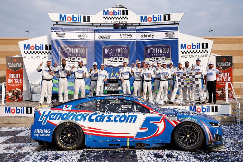Kyle Larson and his No. 5 Hendrick Motorsports team pose for a photo in Victory Lane at Kansas Speedway.