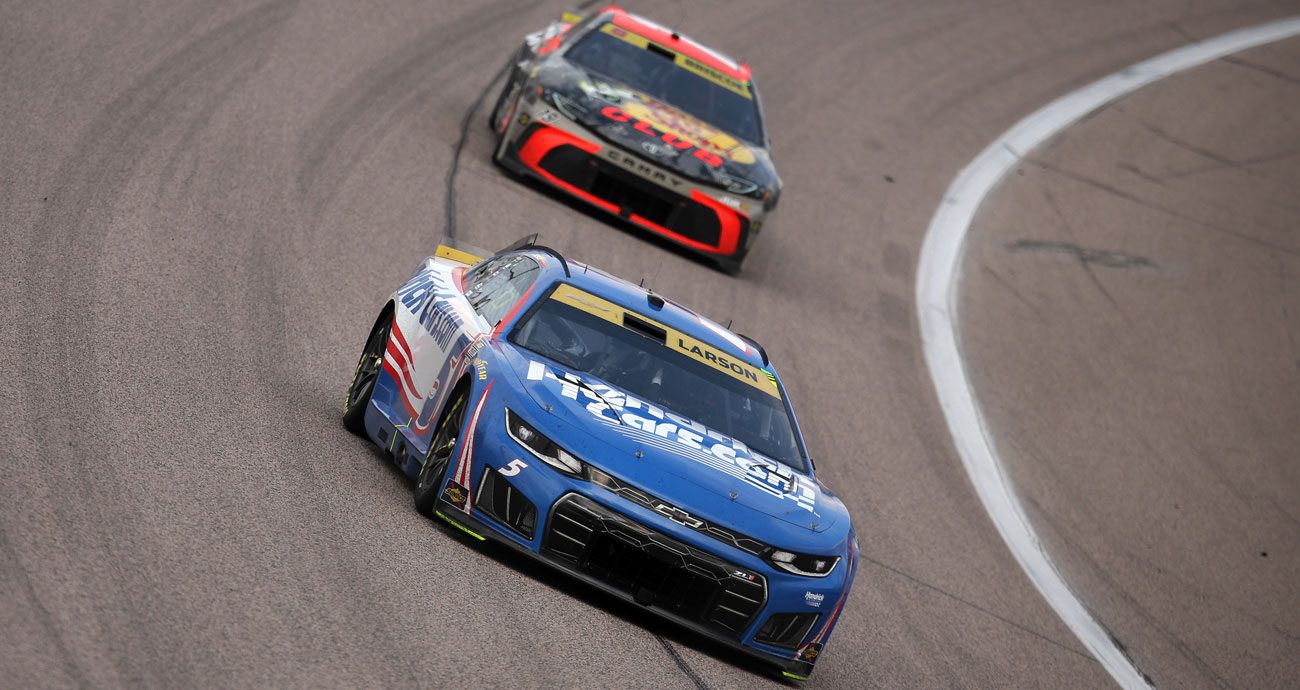 Kyle Larson and Chase Briscoe race at Kansas.