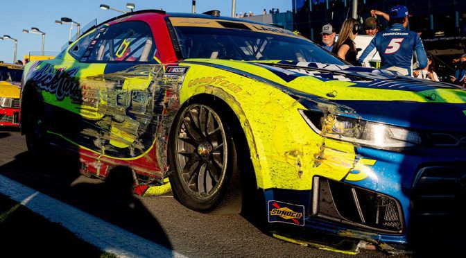 Kyle Larson, Tyler Reddick tangle on final lap, hold onto podium finishes at Vegas