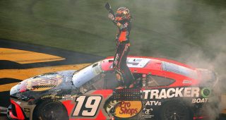 Promo Image for JGR all-time wins: Briscoe tied with Carl Edwards
