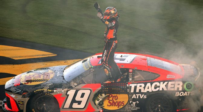 Featured image for Briscoe survives three-car flurry for dominant Las Vegas Chase victory