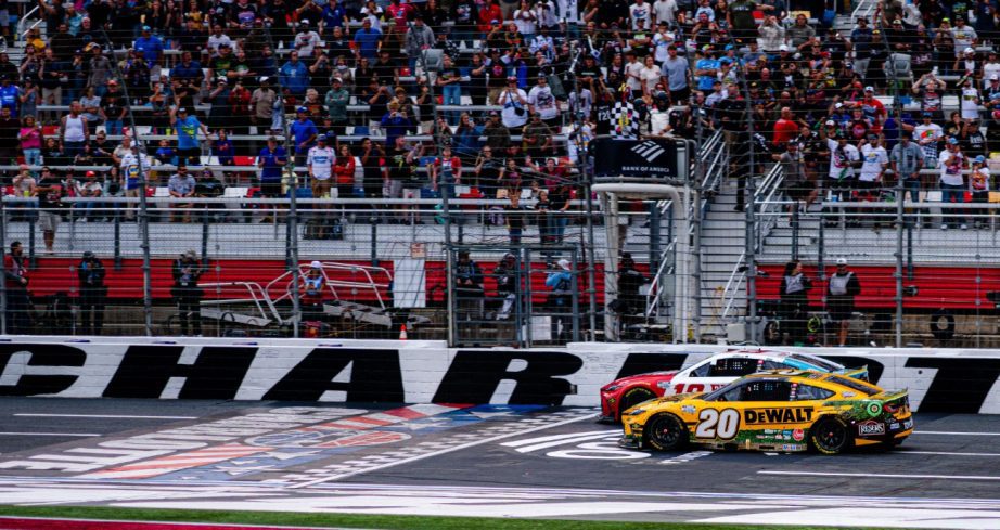 General view of the finish at Charlotte.