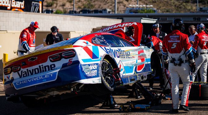 Featured image for Analysis: Championship pursuit becomes a crowd after Larson’s exit, Phoenix chaos